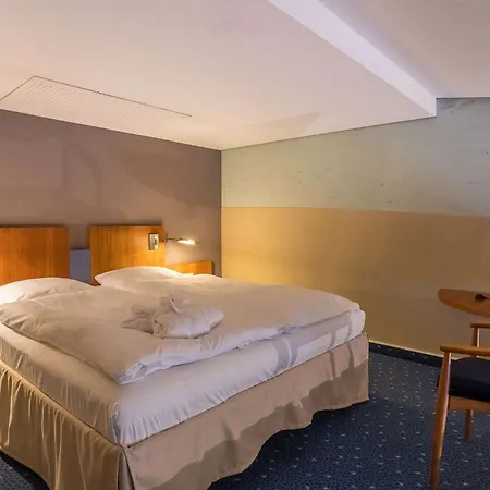 Elaya Frankfurt オーバーウルゼル