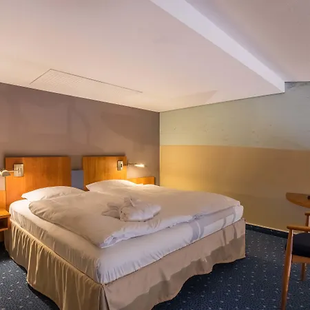 Elaya Frankfurt אוברוסל