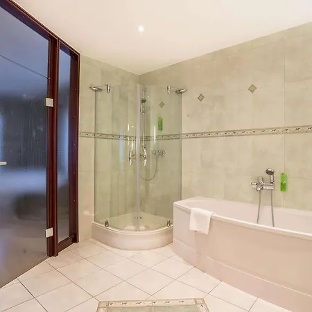 Elaya Frankfurt אוברוסל